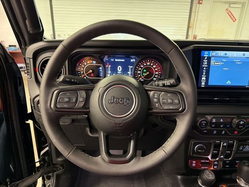 Used 2025 Jeep Wrangler Unlimited Rubicon w/ XTREMEE 35" Tire Package AWD/4WD image 9