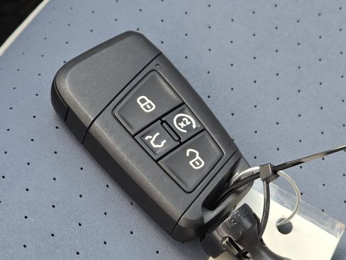 Used 2025 Volkswagen Jetta SE w/ Sunroof Package image 35