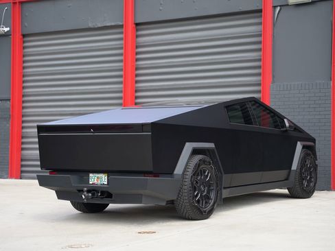 Used 2024 Tesla Cybertruck AWD Crew Cab image 12