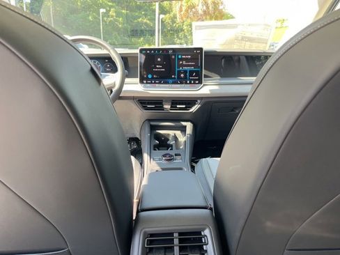 New 2025 Volkswagen Tiguan SE image 18