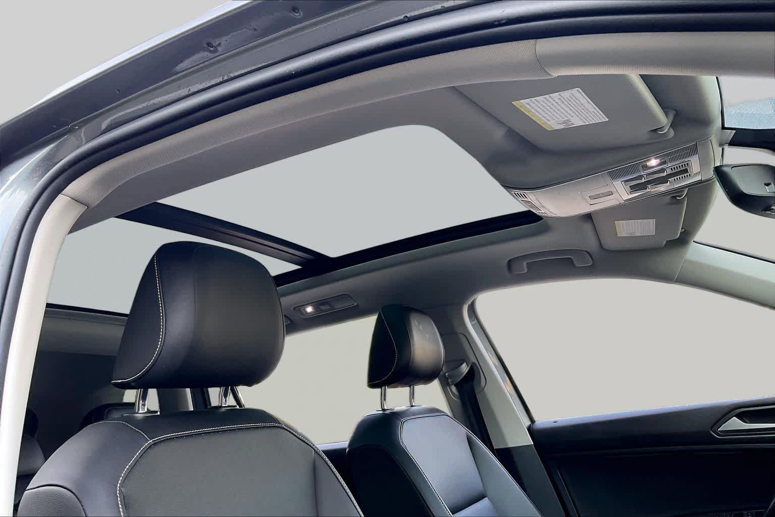 Used 2021 Volkswagen Tiguan SE w/ Panoramic Sunroof Package AWD/4WD image 13
