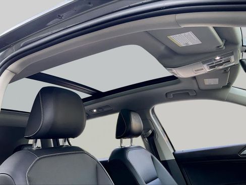 Used 2021 Volkswagen Tiguan SE w/ Panoramic Sunroof Package AWD/4WD image 13