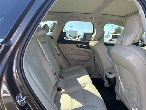 Used 2021 Volvo XC60 T5 Momentum w/ Premium Package image 14