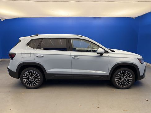 New 2026 Volkswagen Taos SE image 8