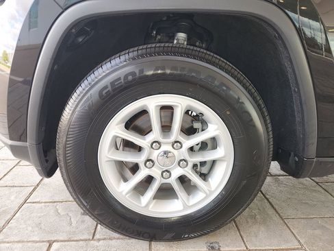 Used 2020 Jeep Grand Cherokee Laredo image 29