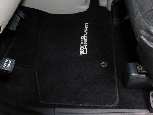 Used 2011 Dodge Grand Caravan SXT image 32