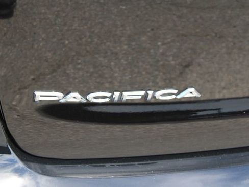 Used 2024 Chrysler Pacifica Limited FWD image 9