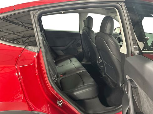 Certified 2022 Tesla Model Y Long Range AWD/4WD image 11