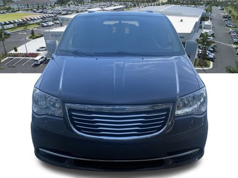 Used 2016 Chrysler Town & Country Touring w/ Driver Convenience Group image 10