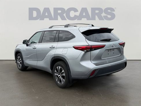 Used 2023 Toyota Highlander XLE AWD/4WD image 5