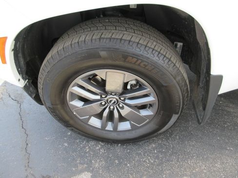 Used 2025 Nissan Frontier SV w/ SV Convenience Package RWD image 15
