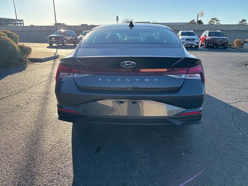 Used 2021 Hyundai Elantra SEL w/ Convenience Package image 3