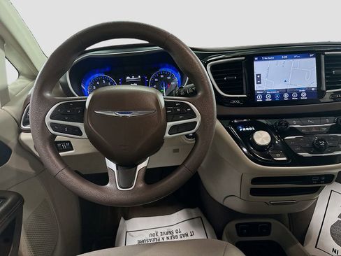 Used 2020 Chrysler Pacifica Touring image 22