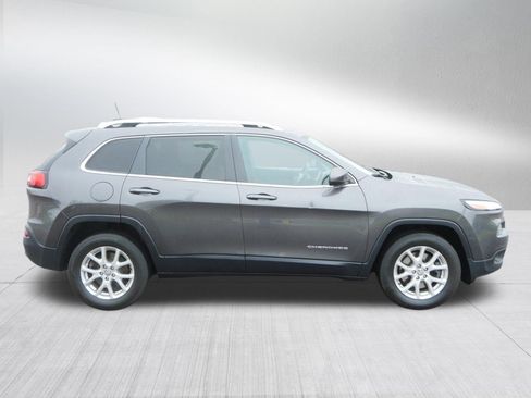 Used 2017 Jeep Cherokee Latitude AWD/4WD image 8