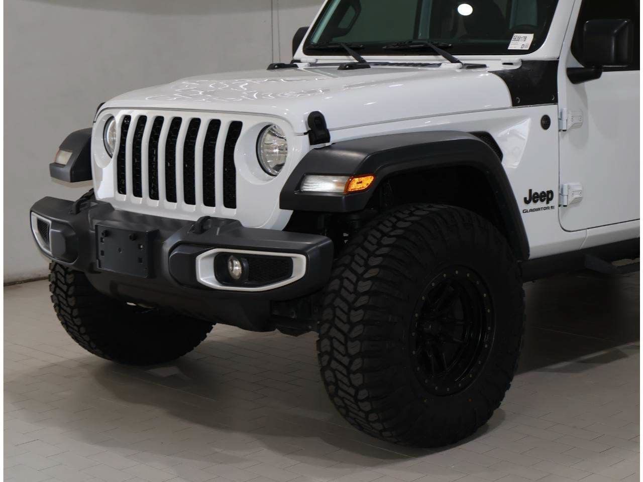 Used 2023 Jeep Gladiator Sport AWD/4WD image 2