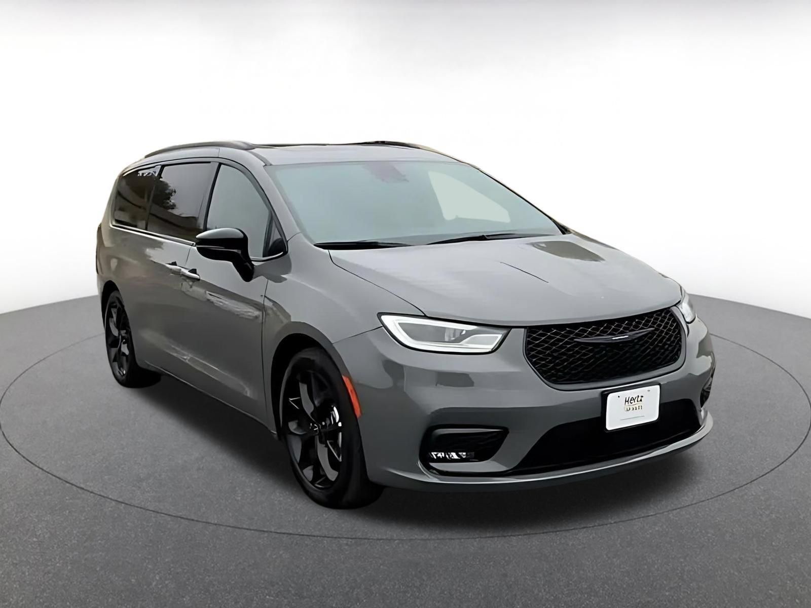 Used 2025 Chrysler Pacifica Limited FWD image 3