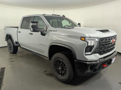 Used 2025 Chevrolet Silverado 2500 ZR2 w/ Technology Package image 2