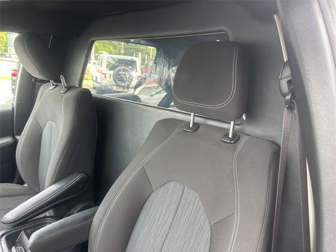Used 2022 Chrysler Pacifica Touring FWD image 19