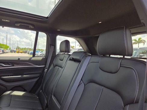 Used 2025 Jeep Grand Cherokee Limited w/ Luxury Tech Group II AWD/4WD image 17