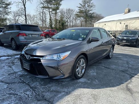 Used 2015 Toyota Camry SE image 3