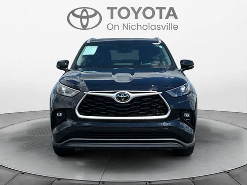 Used 2024 Toyota Highlander XLE AWD/4WD image 7