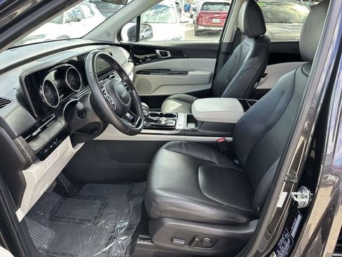 Used 2024 Kia Carnival EX image 17