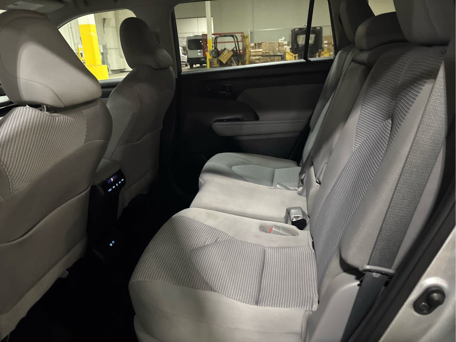 Used 2022 Toyota Highlander LE AWD/4WD image 6