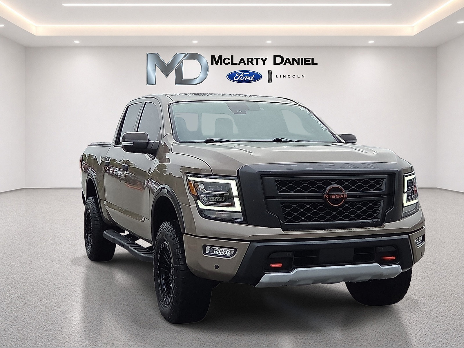 Used 2023 Nissan Titan PRO-4X w/ Pro-4x Convenience Package AWD/4WD image 1