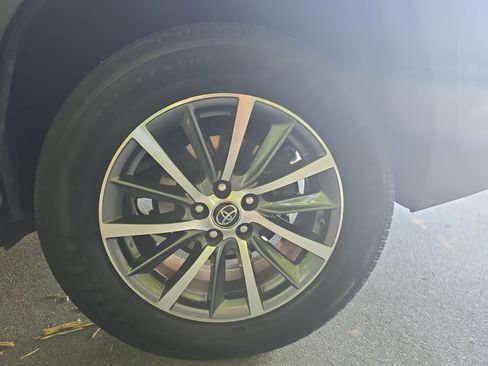 Used 2019 Toyota Highlander XLE FWD image 34