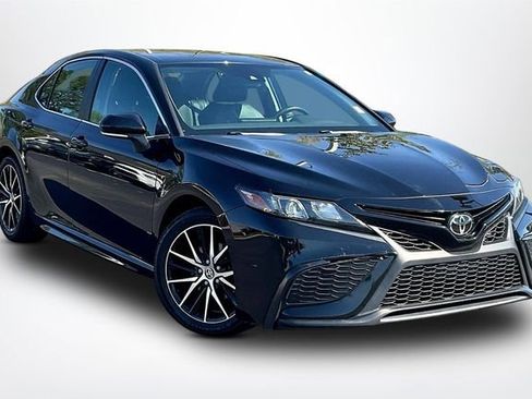 Used 2023 Toyota Camry SE image 1
