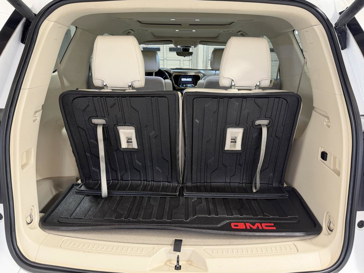 Used 2021 GMC Acadia Denali w/ Denali Ultimate Package AWD/4WD image 8