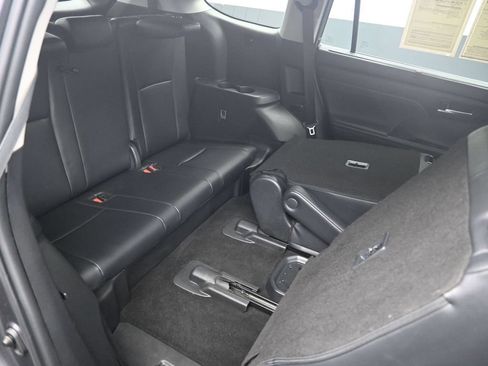 Used 2024 Toyota Highlander XLE FWD image 27