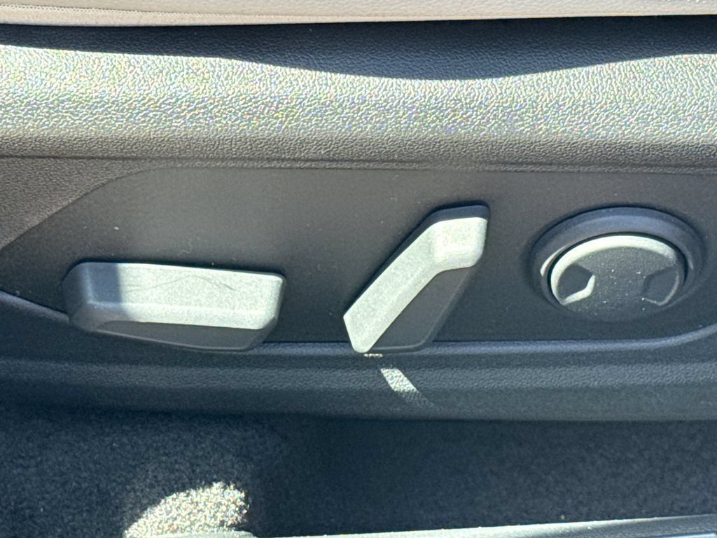 Used 2026 Hyundai Elantra Limited FWD image 21