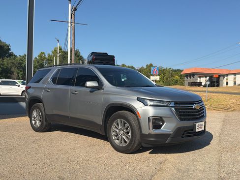 Used 2024 Chevrolet Traverse LT FWD image 16
