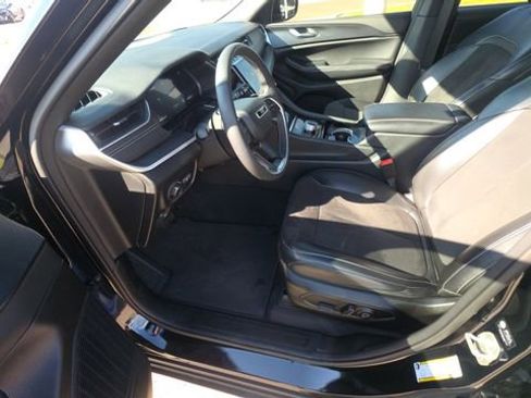 Used 2023 Jeep Grand Cherokee Altitude RWD image 13