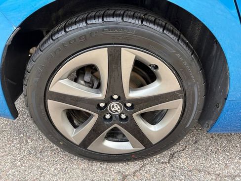 Used 2019 Toyota Prius XLE FWD image 18