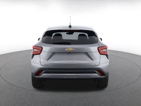 Used 2025 Chevrolet Trax LT FWD image 8