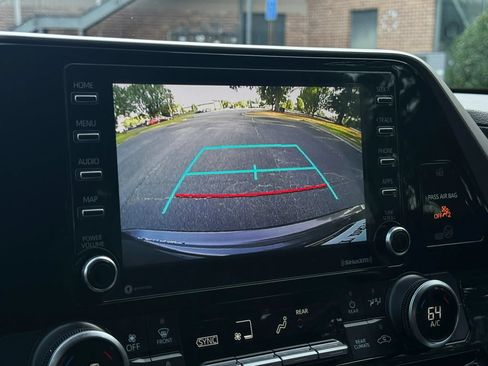 Used 2020 Toyota Highlander L FWD image 12