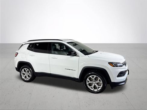 Used 2024 Jeep Compass Latitude AWD/4WD image 4