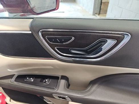 Used 2017 Lincoln Continental Premiere image 24