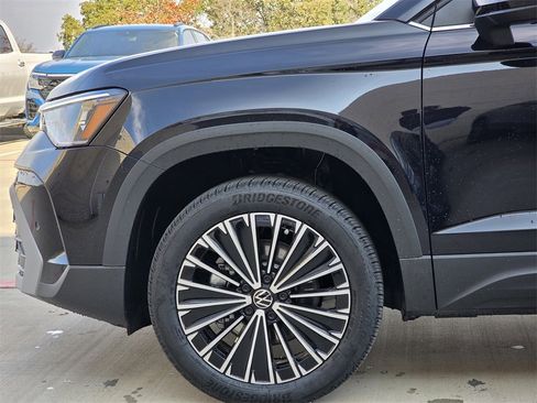 New 2026 Volkswagen Taos SE image 5