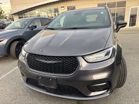 Used 2022 Chrysler Pacifica Touring-L w/ S Appearance Package AWD/4WD image 2