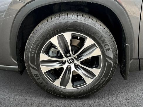 Used 2022 Toyota Highlander XLE AWD/4WD image 9