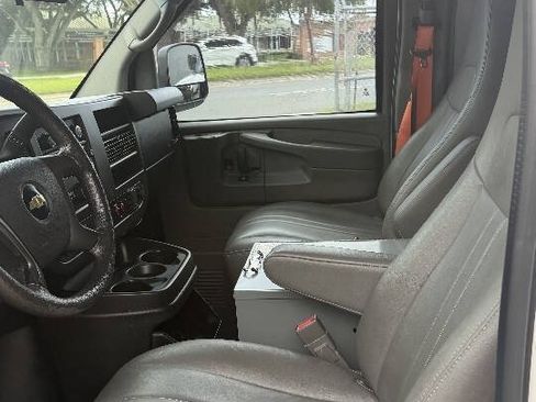 Used 2015 Chevrolet Express 2500 RWD image 17