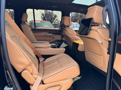 Used 2022 Jeep Grand Wagoneer Series III w/ Rear Seat Video Group 1 AWD/4WD image 13