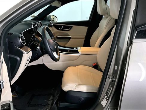 Used 2024 Mercedes-Benz GLC 300 4MATIC image 9