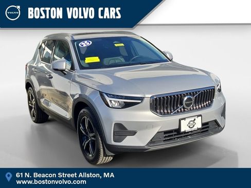 Certified 2025 Volvo XC40 B5 Plus image 1