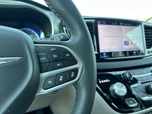 Certified 2024 Chrysler Pacifica Touring-L FWD image 14