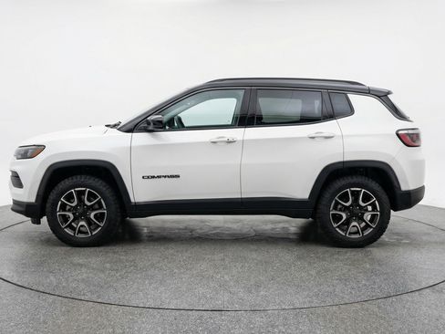Used 2025 Jeep Compass Trailhawk AWD/4WD image 5