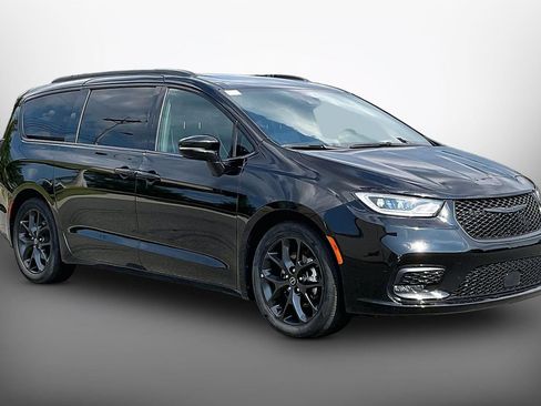 Used 2025 Chrysler Pacifica Limited FWD image 2